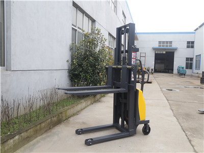 電動(dòng)堆高車