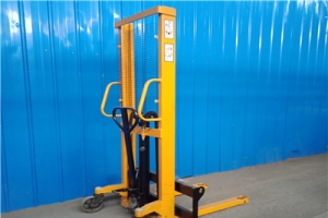 單門架手動堆高車兩大相關問題！
