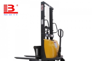 如何選購(gòu)一臺(tái)優(yōu)質(zhì)的半電動(dòng)電動(dòng)堆高車？