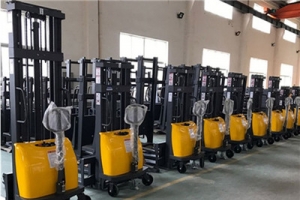 半電動液壓堆高車使用時應(yīng)注意哪些？