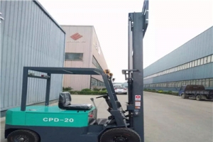 倉儲電動叉車廠家提示給電動叉車蓄電池加水需要注意什么問題?