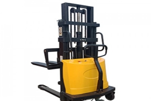 半電動堆高車的優勢是什么呢?