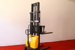 半電動(dòng)堆高車應(yīng)該怎么選？都有哪些重要組件？