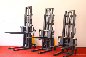 半電動堆高車的載重升高如何選擇?