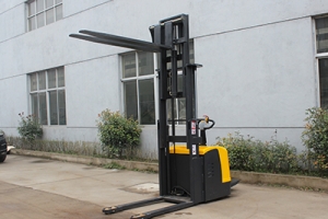 全電動搬運堆高車對工作人員有什么好處?