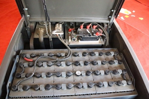 為什么小型電動叉車蓄電池要加蒸餾水？