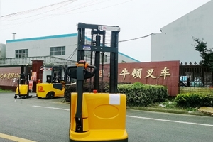 怎么正確保養(yǎng)電動堆高車？