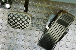 為什么越來(lái)越多的企業(yè)選擇電動(dòng)液壓叉車?