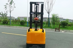 電動堆高車為什么使用液壓傳動系統(tǒng)？