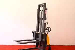 狹窄空間的搬運利器：半電動堆高車應用場景