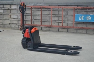 為什么聰明人都放棄手動搬運車？看完這款電動搬運車懂了