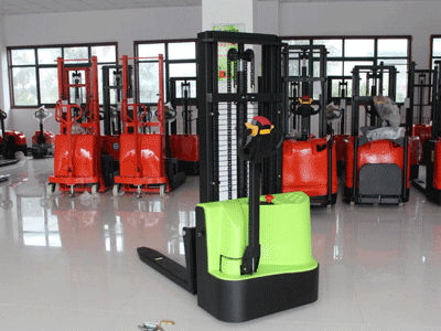 2種不同步行式電動堆高車詳細介紹！