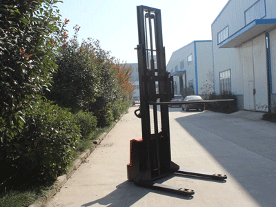 電動堆高車展示