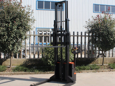 產品介紹：新牛頓跨腿式電動堆垛車