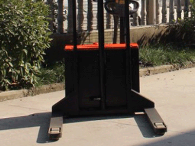 新牛盾電動堆高車