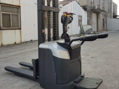 站駕式堆高車產品