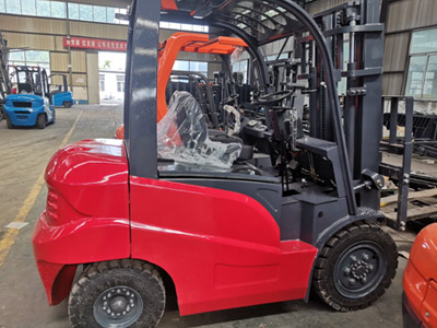 定制生產(chǎn)的3噸經(jīng)濟型柴油叉車亮點展示