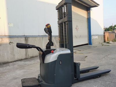 小型站駕前移堆高車多少錢一臺(tái)？江蘇廠家分享