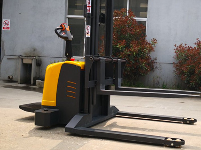 站駕式堆高車優勢明顯