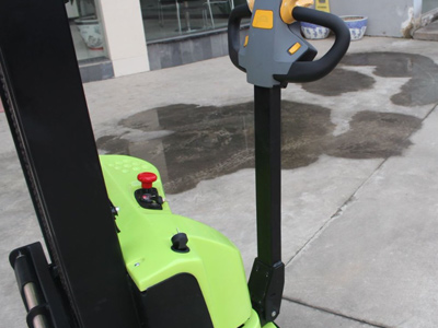 叉車生產(chǎn)制造廠家：江蘇省新牛盾叉車很給力