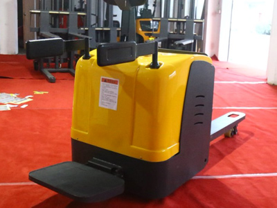 站駕式電動叉車