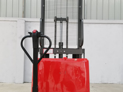 倉庫小、預算有限？這款半電動堆高車真的很友好