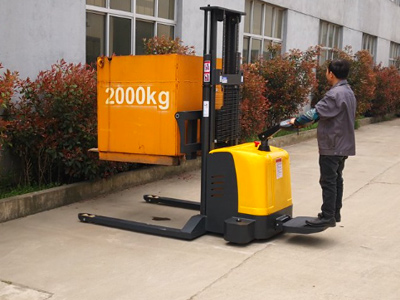 站駕式電動堆高車