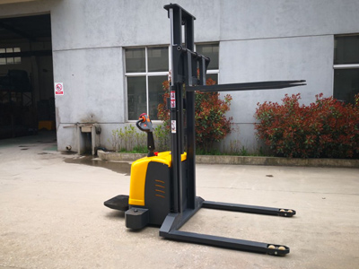 新牛盾非標(biāo)定制站駕式電動堆高車靠譜嗎？