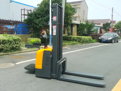 2026年電動堆高車安全操作規范一覽