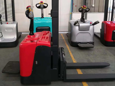 小型倉庫堆高車推薦：站駕式全電動堆高車好用省心