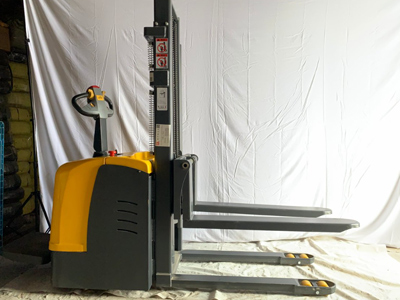 貨架上料專用！升高3米站駕式堆高車太實用