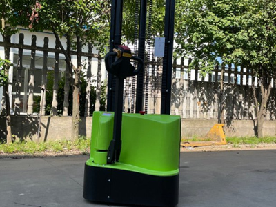 新牛盾電動堆高車