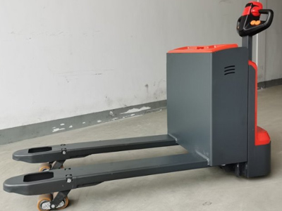 靜音長續(xù)航 步行式電動搬運車使用更舒心