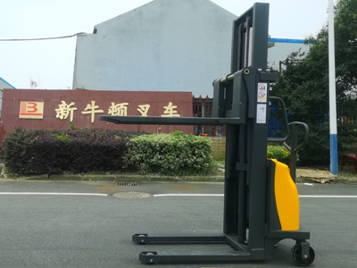 小微企業(yè)半電動堆高車 低成本高效率