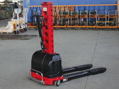 裝貨慢？人工累？試試新牛盾電動(dòng)自體登高車