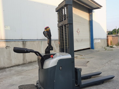 哪種堆垛叉車能大幅提高貨物周轉率？速來了解