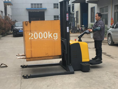 窄通道作業(yè)首選 新牛盾站駕電動(dòng)堆高車