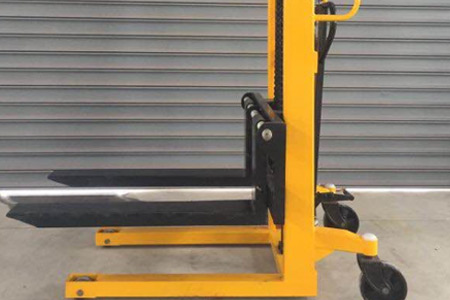 手動(dòng)操作叉車