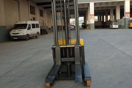 2026站駕前移堆高車選型指南 不懂別亂買